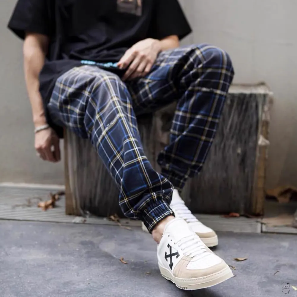 ♻️💯Refer to the model picture for the upper body❤️ The top tested version OFF-WHITE OW blue plaid trousers for men and women, the same style pure cotton loose sweatpants for male and female couples. 380g heavy-woven woven pure cotton fabric, printed on cloth, the logo of the finished product appears randomly, each piece is different, the warp and weft lines are obvious, and the LOGO is clear. Size xs-L Color: Black Size chart (The waistline is elastic and can be enlarged) P:360